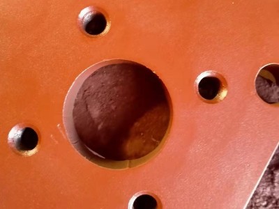 工業(yè)用板式換熱器夾緊板的噴漆工藝，對設(shè)備也是至關(guān)重要的