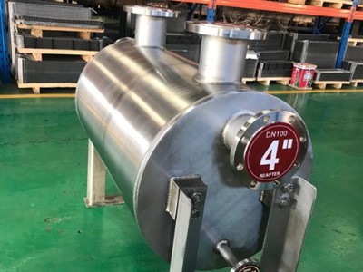 發(fā)貨！寒風(fēng)中兩臺導(dǎo)熱油板殼式換熱器給客戶裝車運走