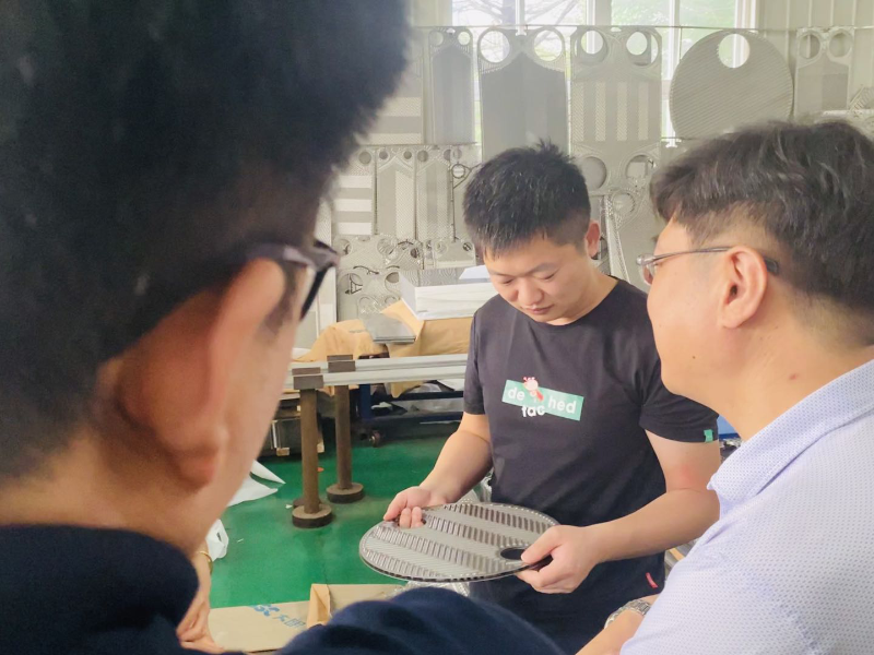 江蘇科技大學船舶方向碩士生導師進廠進行深入交流并達成長期合作意向